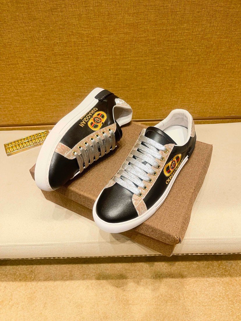 Men's Emblem Low-Top Sneakers