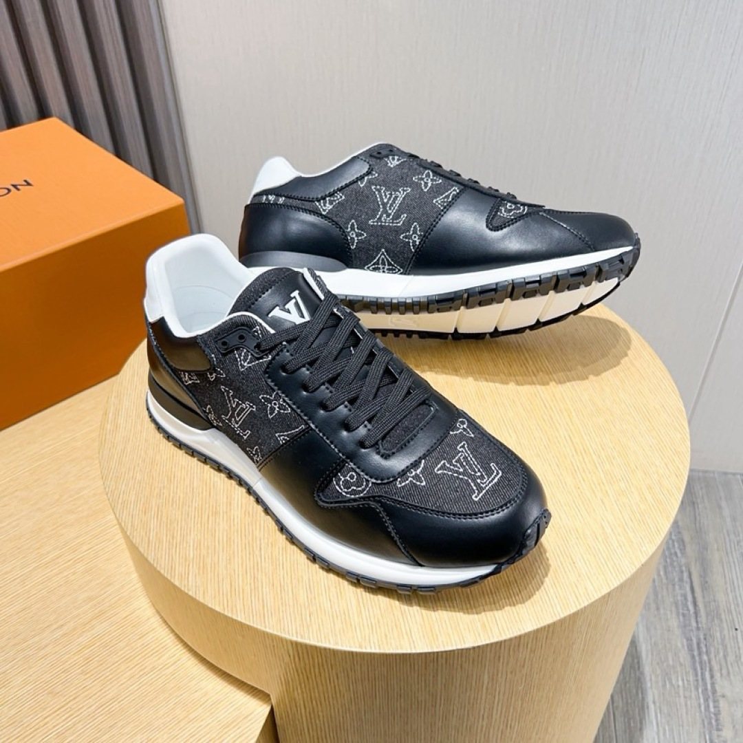 Louis Vuitton Monogram Low-Top Sneakers - Padded Collar And Textured Outsole