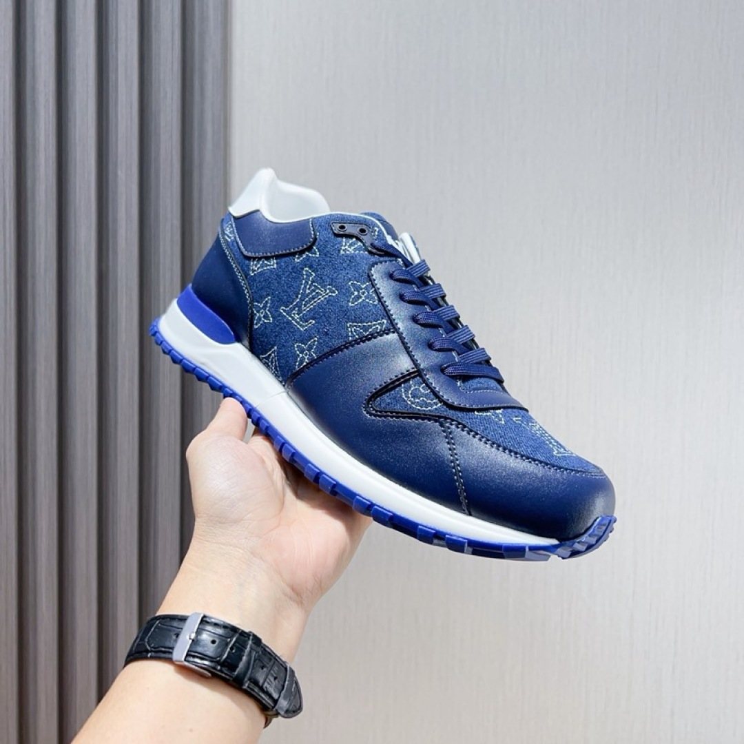 Louis Vuitton Monogram Low-Top Sneakers - Padded Collar And Textured Outsole
